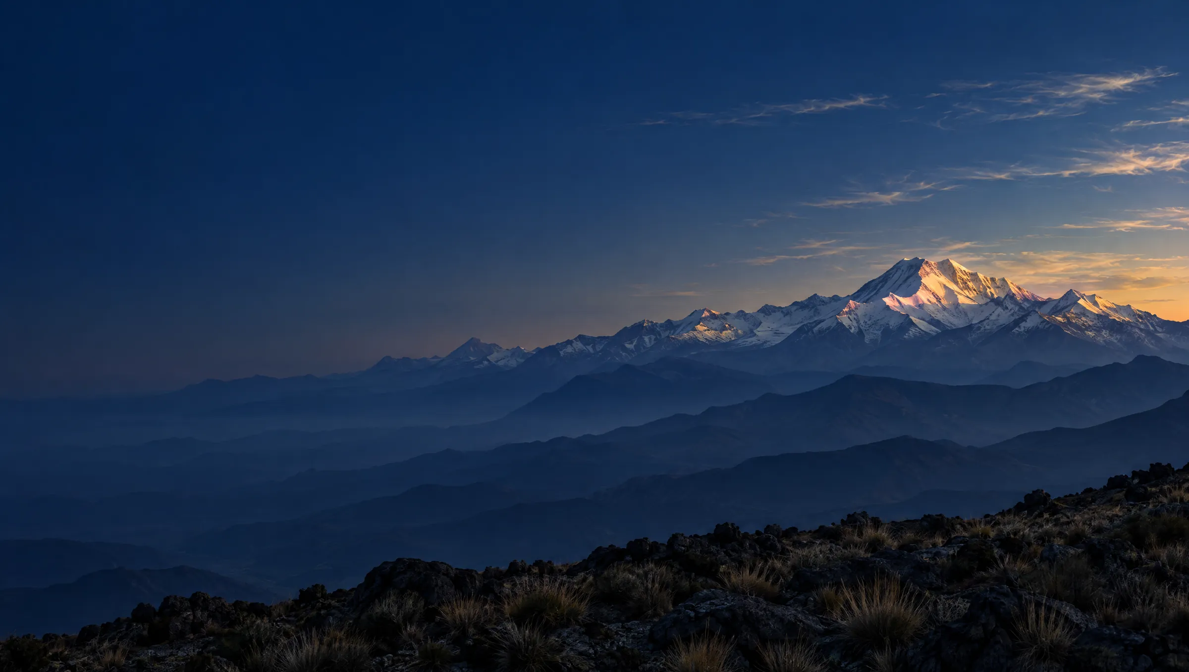 Cordillera de los Andes al amanecer, con un sendero que sube hacia la cumbre
